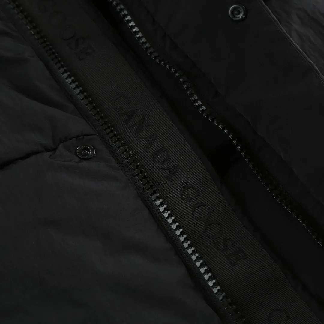 P760 Exclusive Supply] Canada Goose Black Label Down Vest is made of high-quality protective nylon fabric, which not only enhances the wear resistance of the surface, but also takes into account wind resistance, ensuring excellent performance in various harsh weather conditions. Made of 90 national standard high-quality white duck down, selected high-loft velvet with a weight of 170g, it is light and warm, has excellent temperature locking performance and good resilience. Precision thread reinforcement prevents linting and ensures the fluffy and resilient elasticity lasts as new. The ribbon is woven with polyester as the base, and the brand letters are decorated on the ribbon through high-precision computer embroidery. The edges of the pattern are clear, the stitches are fine and even, and multiple layers of embroidery thread are stacked to enhance the three-dimensional effect. Size:S-M-L-XL
